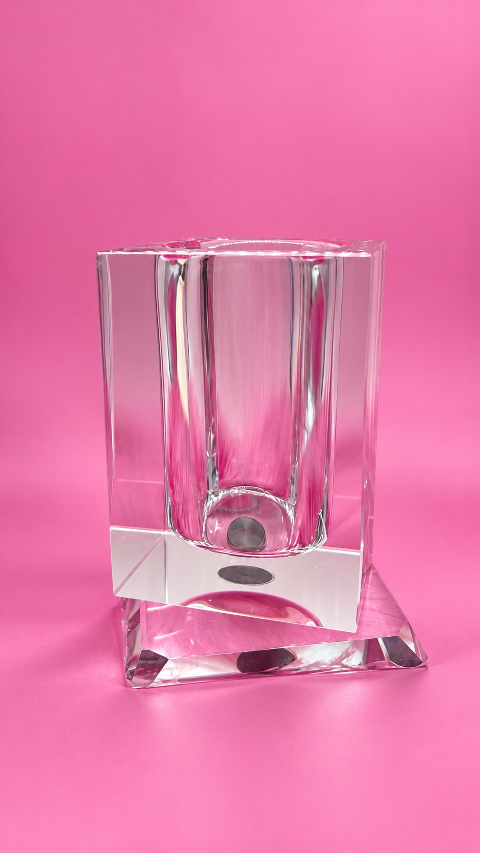 Bote giratorio para guardar pinceles de uñas y organizar las herramientas de nail art en una mesa de manicura.