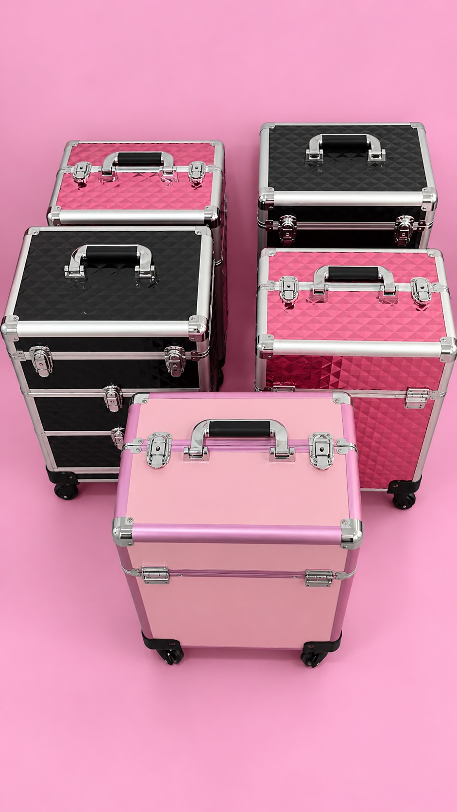 Maleta profesional rosa con ruedas y acabados metálicos para manicura y estética.