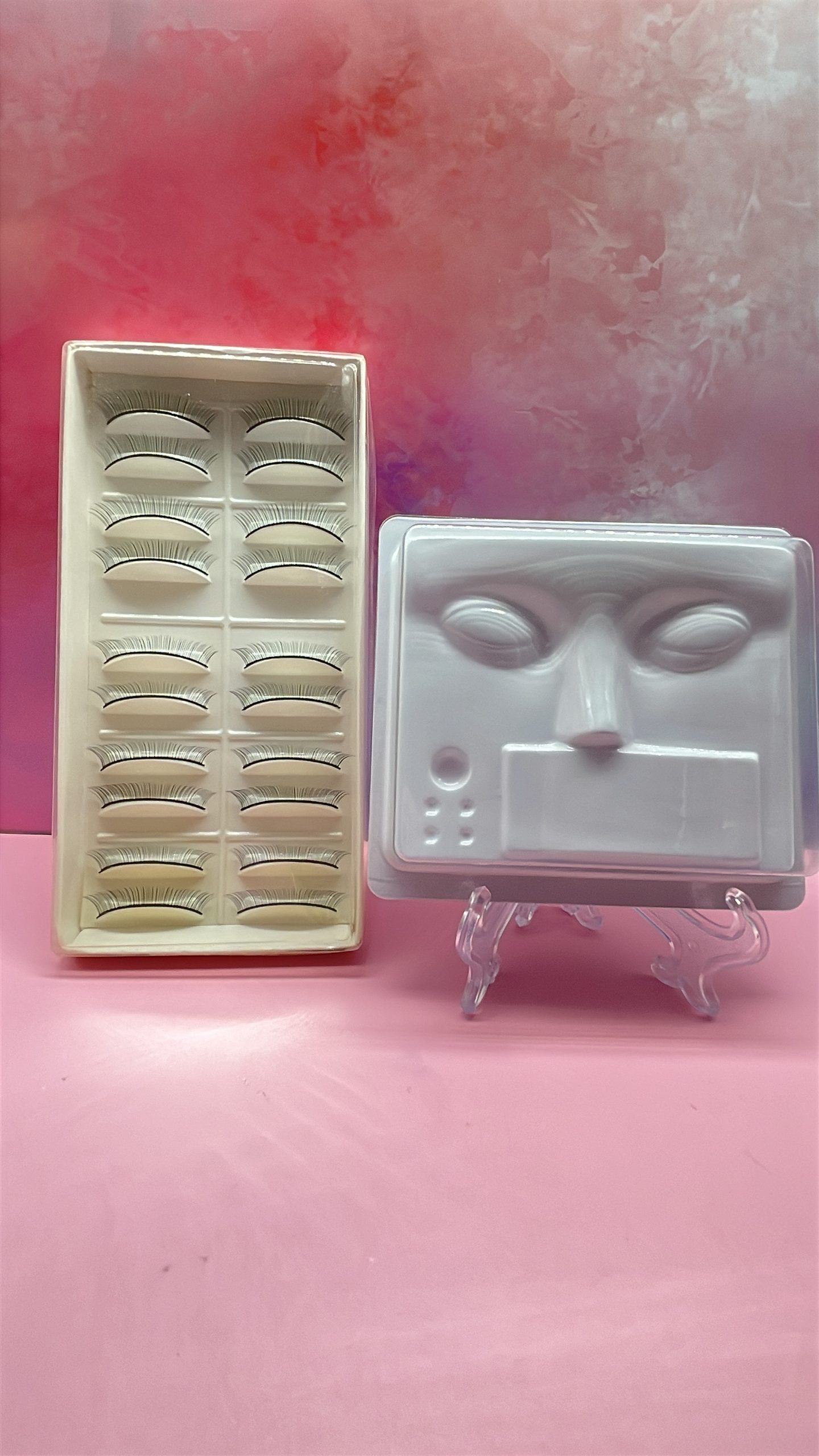 Maniquí facial para practicar extensiones de pestañas en formación estética.