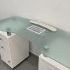 MESA DE CRISTAL CON ASPIRADORA BLANCA