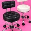 Silla profesional para manicura disponible en blanco y negro