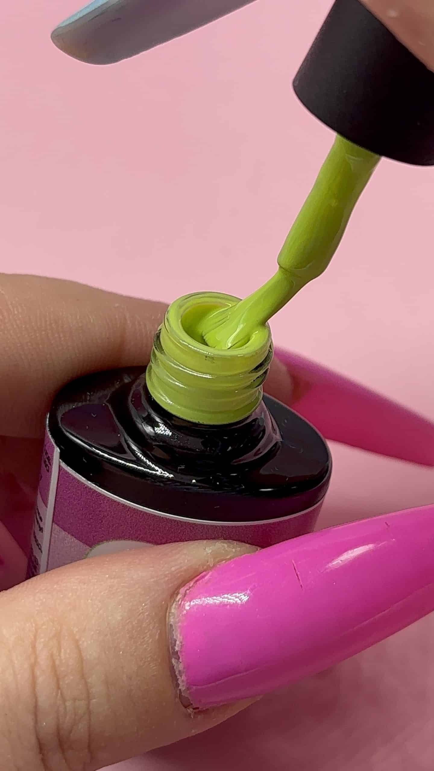 Esmalte Semipermanente FASIONAIL 064 TPO y HEMA Free color verde lima de 10 ml