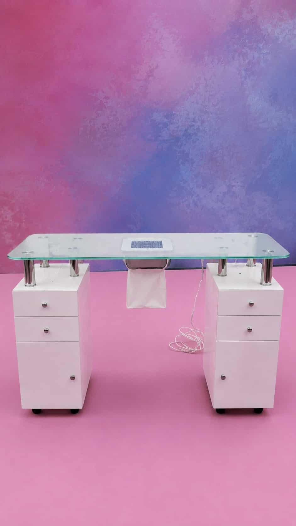 Mesa de manicura con enchufes integrados para equipos eléctricos.
