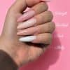 Uñas largas en tonos Girlsnigth, Roseblush, Nude y Milky de PROXGEL Sensitive Builder sobre fondo rosa.