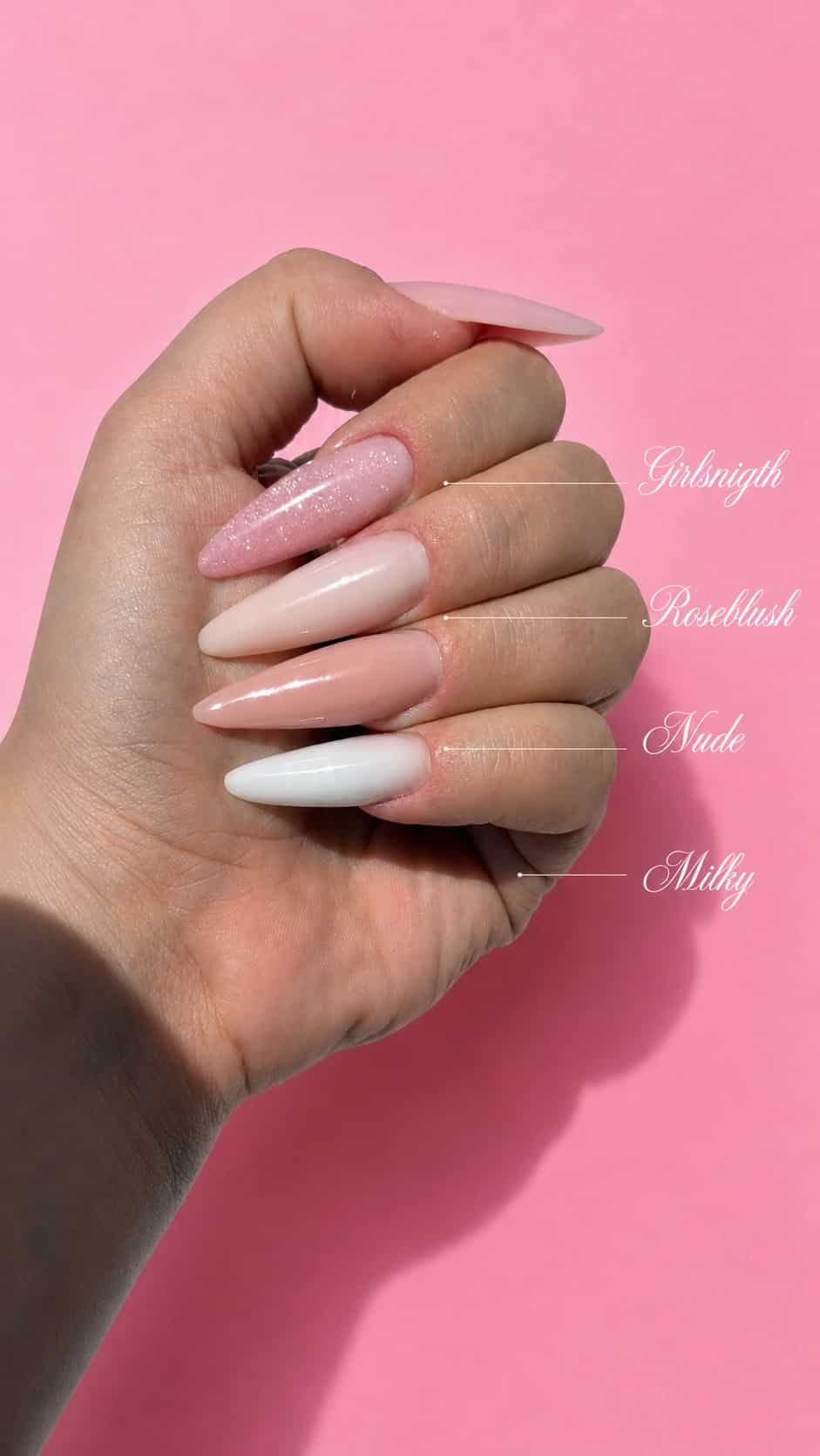 Uñas largas en tonos Girlsnigth, Roseblush, Nude y Milky de PROXGEL Sensitive Builder sobre fondo rosa.