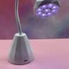 Lámpara LED UV con brazo flexible encendida para polimerizar uñas para manicura