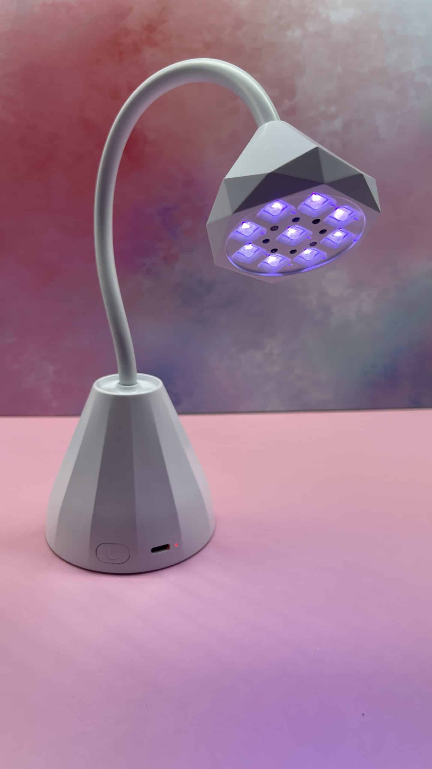 Lámpara LED UV con brazo flexible encendida para polimerizar uñas para manicura