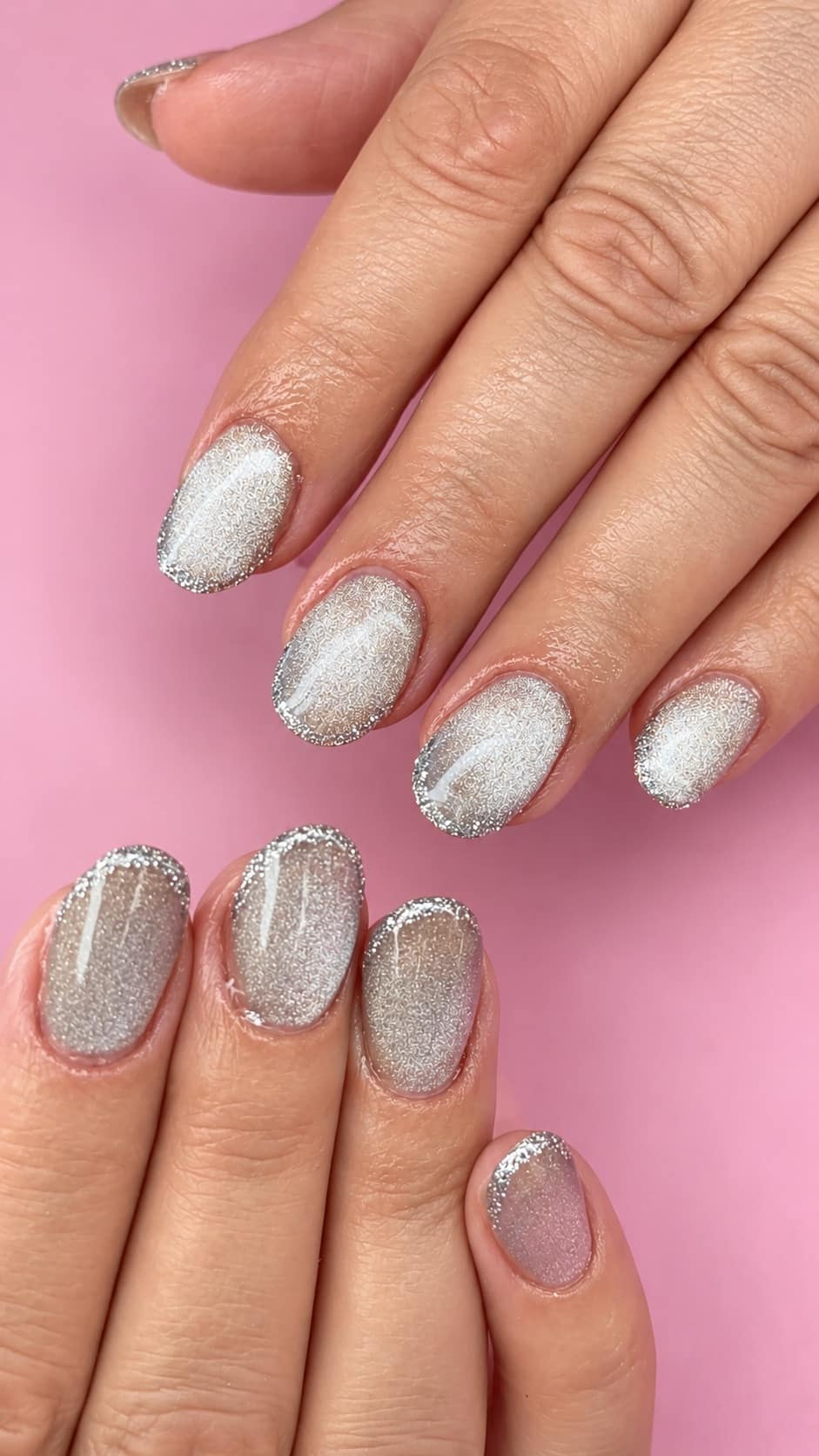 manicura plateada con esmalte ojo de gato tono 01