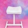 Apoyapiés pequeño blanco para pedicura profesional con diseño compacto para salones de belleza.