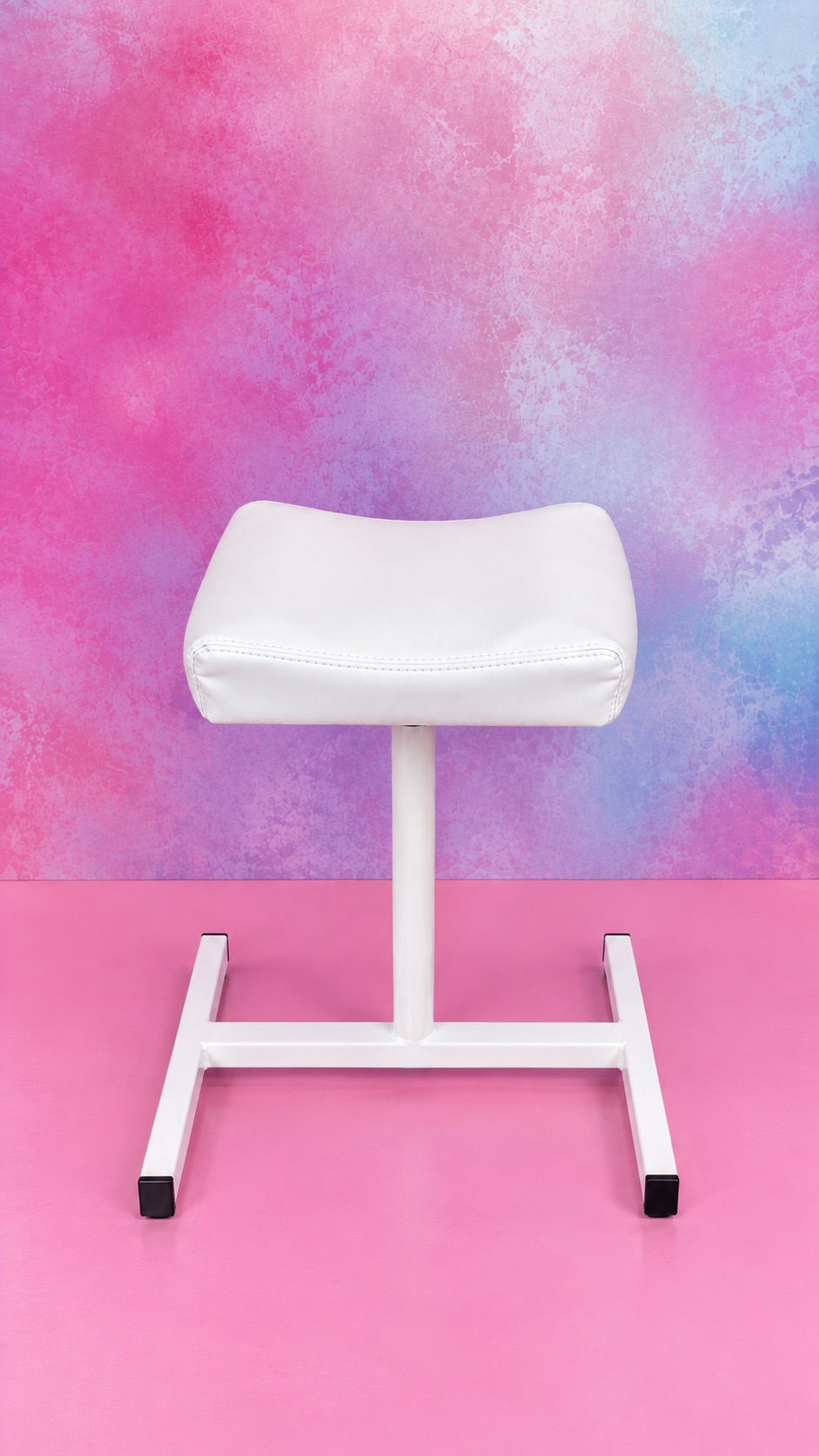 Apoyapiés pequeño blanco para pedicura profesional con diseño compacto para salones de belleza.