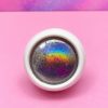 Efecto holográfico para uñas con reflejos multicolor en tonos violetas, verdes y dorados.