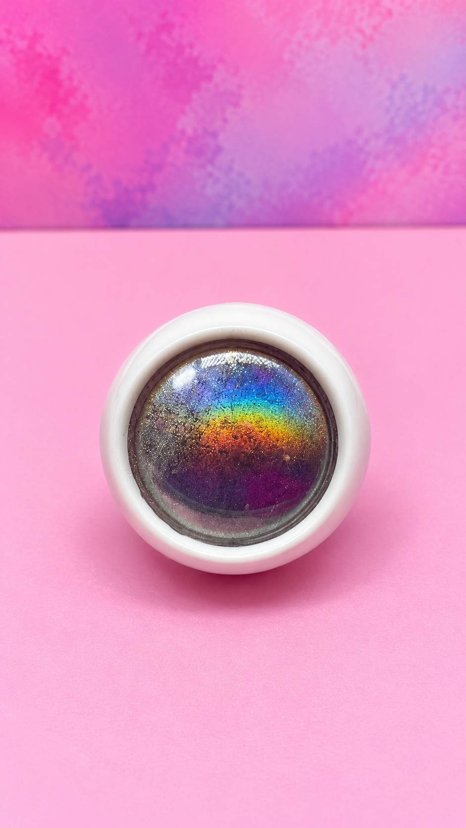 Efecto holográfico para uñas con reflejos multicolor en tonos violetas, verdes y dorados.